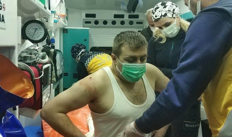 5 lira vermeyen güvenlik görevlisini bıçaklayarakhastanelik etti, yakalanınca "benden şikayetçi olma" dedi - Samsun’da bir kişi parkın kenarında yürürken gördüğü özel güvelik görevlisinden istediği 5 lira parayı alamayınca bıçakla saldırdığı şahsı 3 yerinden yaraladı. Bıçaklı saldırgan polis tarafından kısa sürede yakalanırken, bıçakladığı güvenlik görevlisini kovalaması ise güvenlik kamerası tarafından saniye saniye görüntülendi.