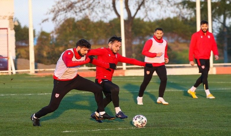 Samsunspor ile Eskişehirspor 50. randevuda
 - SAMSUN (İHA) – TFF 1. Lig’in iddialı takımlarından Samsunspor ile küme düşme potasında yer alan Eskişehirspor tarihlerinde 50. kez birbirlerine rakip olacak.