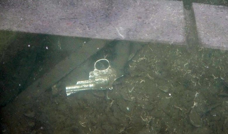 Samsun’da göl içinde farkedilen silah polisi alarma geçirdi - Samsun’da Sevgi Gölü içinde fark edilen silah, polisi alarma geçirirdi. Dalgıçlar tarafından çıkarılan silah oyuncak çıktı.