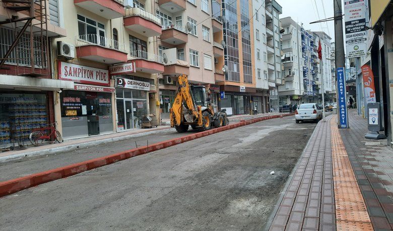 Hacıahmet Sokak düzenleme çalışması devam ediyor - Bafra Belediyesi, Hacıahmet Sokak'taki refüj düzenleme çalışmalarına devam ediyor.