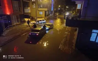 Su Birikintisinden Geçen Otomobil Çukura Düştü