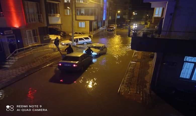 Su Birikintisinden Geçen Otomobil Çukura Düştü - Samsun'un Bafra ilçesinde su birikintisinden geçen araç yolun çökmesi sonucu oluşan çukura düştü.
