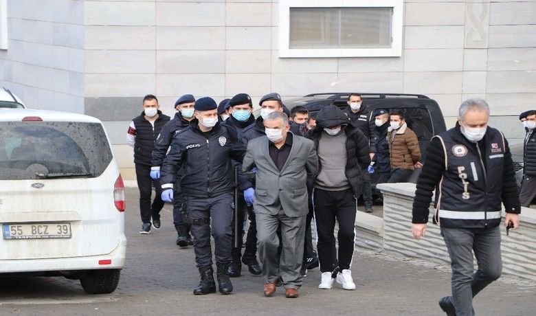Suç örgütü operasyonu: Aralarında emniyet müdüryardımcısının da bulunduğu 31 kişi adliyede - Samsun merkezli İstanbul, Ordu ve Adana illerinde suç örgütüne yönelik düzenlenen operasyonda gözaltına alınan, aralarında emniyet müdür yardımcısının da bulunduğu 31 şüpheli adliyeye sevk edildi.