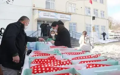 Atakum’dan yüzlerce minik öğrenciye sürpriz hediye
