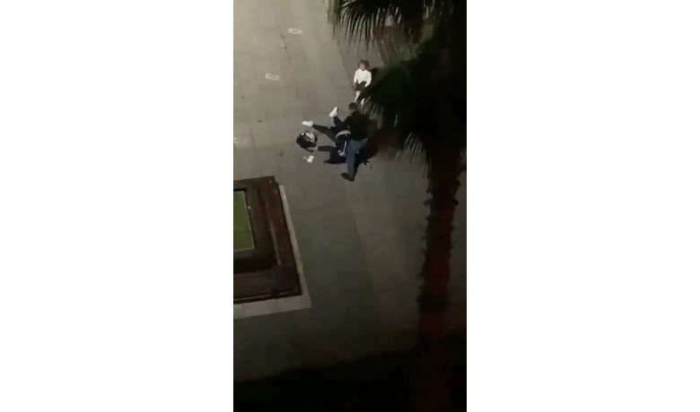 Samsun’da dehşet anları: Çocuğunungözü önünde defalarca tekmeledi - SAMSUN (İHA) – Samsun’da bir saldırgan yere düşürdüğü kadını çocuğunun gözü önünde dakikalarca tekmeledi. Çocuğun anne diyerek ağlamasına aldırmayan saldırganın görüntüleri dehşete düşürdü.