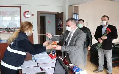 Başkan Özdemir’den çalışan kadınlara karanfil
