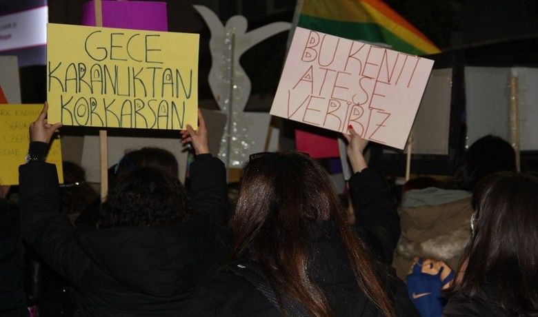 Samsun’da kadınlar kadın cinayetlerive şiddete tepki için yürüdü - SAMSUN (İHA) – Samsun’da kadınlar, 8 Mart Kadınlar Günü’nde düzenlenen yürüyüşle kadın cinayetlerine ve şiddet olaylarına tepkilerini dile getirdi.