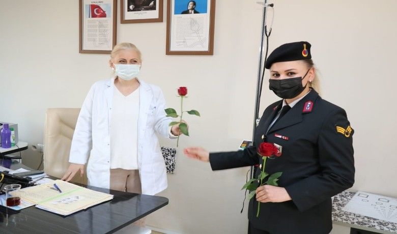 Jandarmadan kadınlara gül
 - SAMSUN (İHA) – Samsun’da jandarma ekipleri tarafından 8 Mart Kadınlar Günü’nde şehit anneleri, kadın sağlık personeli ve öğretmenlere gül verildi.