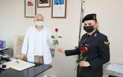Jandarmadan kadınlara gül
