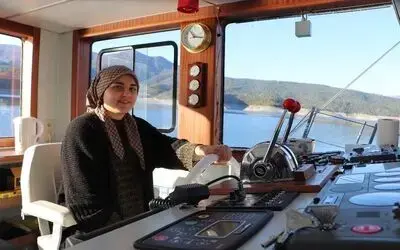 Feribot kullanan genç kız görenleri şaşırtıyor

