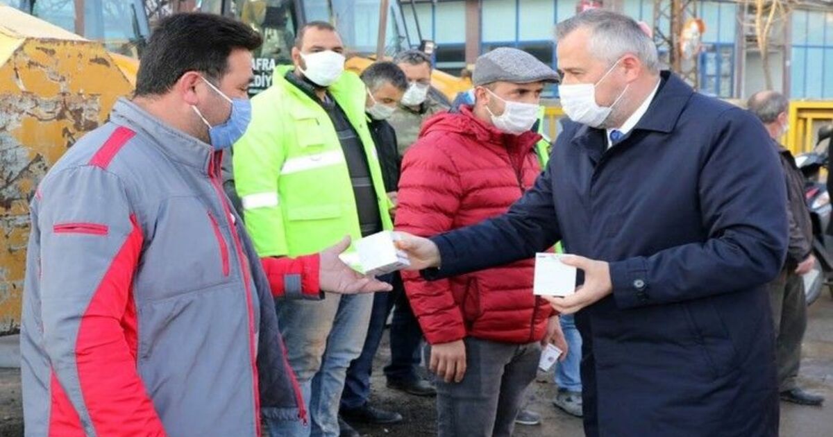 Başkan Hamit Kılıç’tan kandil simidi ikramı