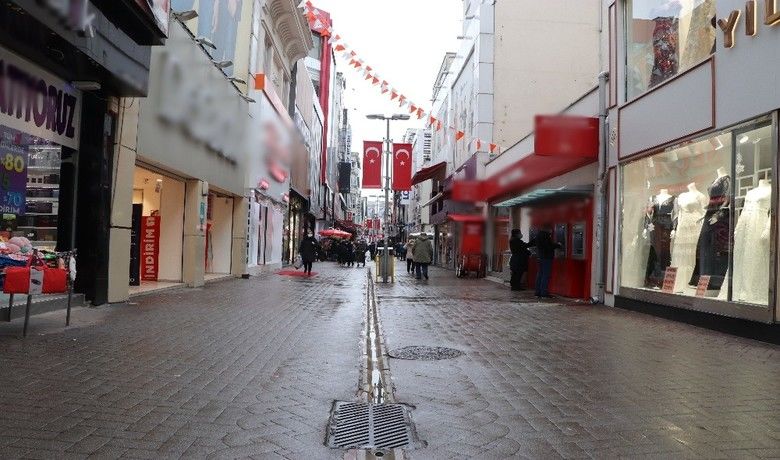 Yağmur yağdı böyle oldu
 - Mutant virüsün yayıldığı Samsun’da dün şehrin işlek caddeleri havanın güzel olmasıyla birlikte insanlarla dolarken, bugün ise yağan yağmurla birlikte bomboş kaldı.