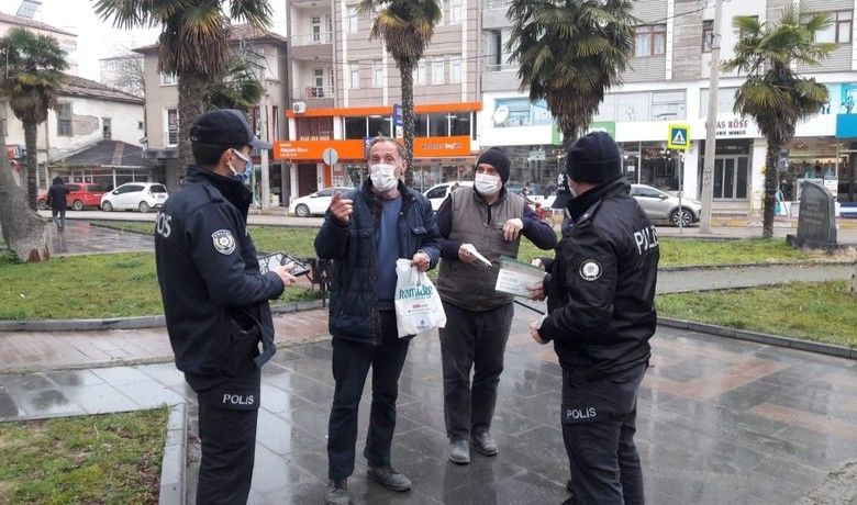 Polisten tematik denetim - Samsun Alaçam İlçe Emniyet Müdürlüğü ekiplerince yapılan tematik denetimlerde vatandaşlara maske dağıtıldı.