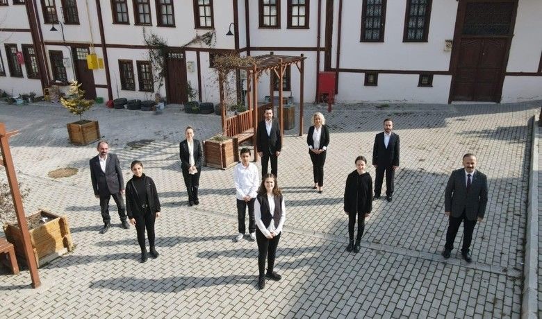 İstiklal Marşı’nın 100. yılıanısına tarihi Taşhan’da özel klip - Samsun’da görev yapan öğretmen ve öğrenciler İstiklal Marşı’nın 100. yılı anısına Vezirköprü ilçesine bulunan tarihi Taşhan’da özel bir klip çekti.