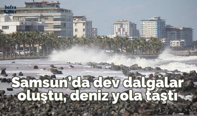 Karadeniz’de dev dalgalar oluştu, deniz yola taştı