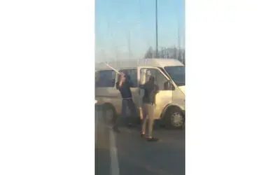 Karayolunda dehşet anları: Minibüsün yolunu kesip bıçak ve sopayla saldırdılar
