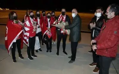 Avrupa şampiyonu özel sporculara havalimanında coşkulu karşılama
