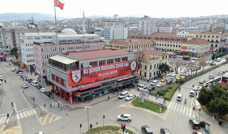 Şehrin dört biryanı kırmızı-beyaz bayraklarla süslendi - TFF 1.Lig’de şampiyonluk mücadelesi veren Samsunspor için şehrin dört bir yanı kırmızı-beyaz bayraklarla süslendi.