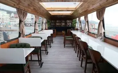 Emekli öğretmen harabe haldeki otobüsü kütüphaneye çevirdi