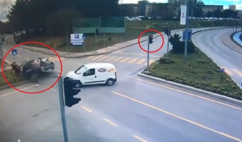 ’Kırmızı ışık ihlali’ faciası: 1 kişininöldüğü, 3 kişinin yaralandığı kaza kamerada - Samsun’da 1 kişinin hayatını kaybettiği, 3 kişinin yaralandığı kaza güvenlik kamerasına yansıdı. Güvenlik kamera görüntülerinde otomobilin ’kırmızı ışık ihlali yaptığı’ görülüyor.