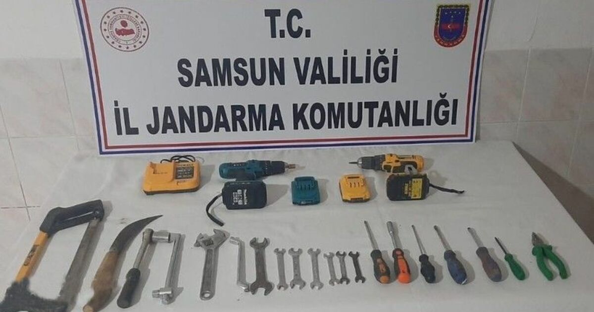 Bafra’da eski tütün deposunun çatısını sökmeye çalışan 5 kişi yakalandı
