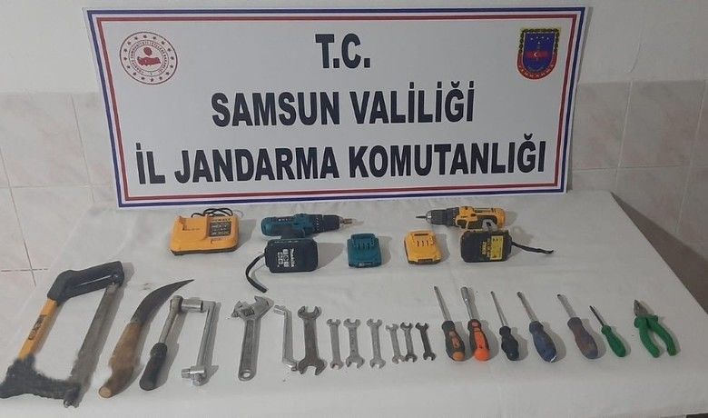 Bafra’da eski tütün deposunun çatısınısökmeye çalışan 5 kişi yakalandı - Samsun’un Bafra ilçesinde eski tütün deposunun çatısını sökmeye çalışan hırsızlık zanlıları, jandarma ekiplerince suçüstü yakalandı.