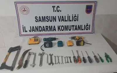 Bafra’da eski tütün deposunun çatısını sökmeye çalışan 5 kişi yakalandı
