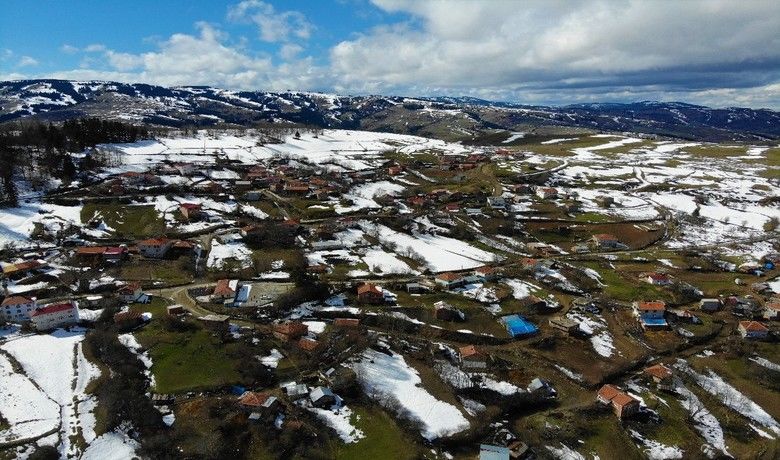 ’Demirci kadınlar’ ile meşhurolan mahallede demircilik bitiyor - Samsun’un Alaçam ilçesinde bulunan, ’demirci kadınlar’ ile meşhur olan Umutlu Mahallesi’nde günümüze kadar birçok demirci ustası yetişti. Teknolojinin gelişmesi ve hayvancılığın azalmasıyla birlikte adı "Demirciler" olarak anılan mahallede geçmişte 40 olan demirci dükkanı sayısı 6’ya kadar düştü.