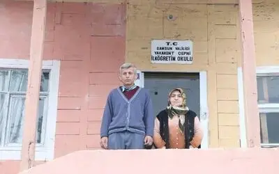 Heyelanda evi yıkılan 8 kişilik aile okulda yaşıyor