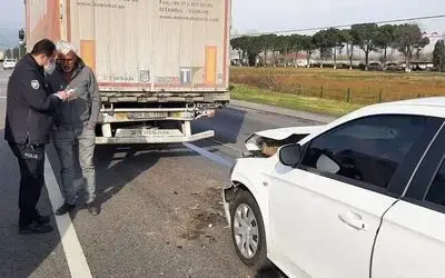 Samsun’da otomobil tıra çarptı: 2 yaralı
