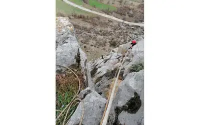 İtfaiye ekipleri uçurumda mahsur kalan keçiyi kurtardı
