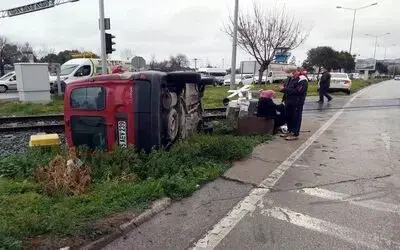 Samsun’da hafif ticari araç demir yolu kenarına devrildi: 1 yaralı
