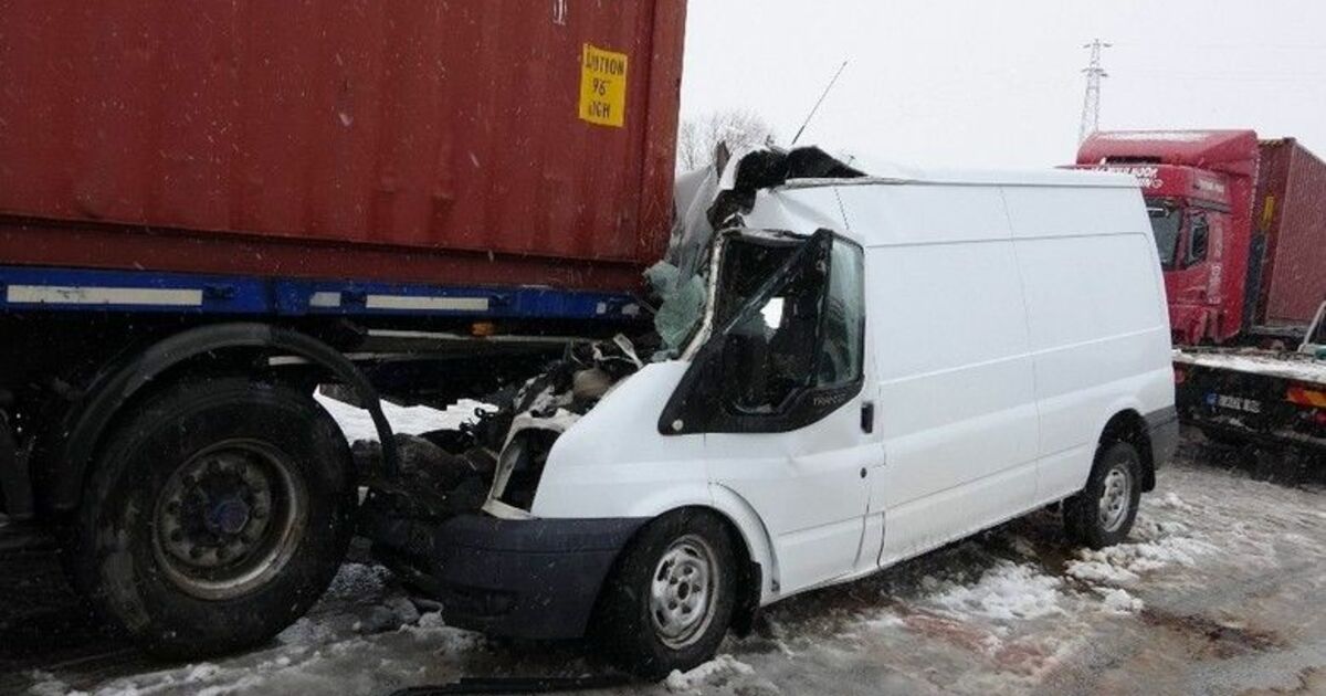 Bafra'ya Patlayıcı madde taşıyan minibüs tıra çarptı: 1 ölü, 1 yaralı