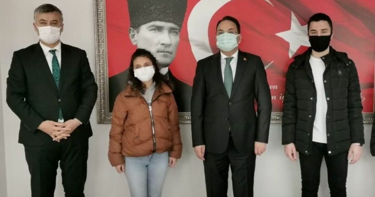 Yarışmada dereceye giren öğrenciler ödüllerini aldı
