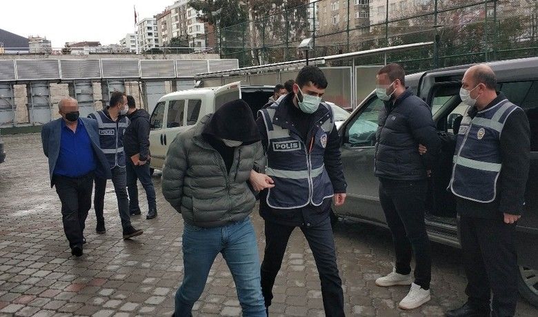 Samsun’da sokak ortasındaki cinayete 5 gözaltı
 - Samsun’da sokak ortasında 1 kişinin tabancayla vurularak öldürülmesi olayıyla ilgili 5 kişi gözaltına alındı.