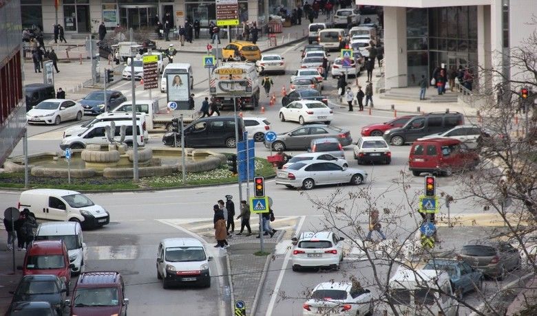 En yüksek riskli il Samsun’da korkutan yoğunluk
 - Türkiye’de korona virüs vaka sayısında birinci olan Samsun’da sokaklardaki yoğunluk korkuttu.