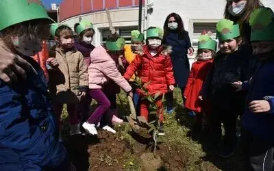 Minik eller fidanları toprakla buluşturdu
