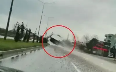 Damperi açılan kamyonun PTS’ye çarpma anı kamerada: 1 yaralı
