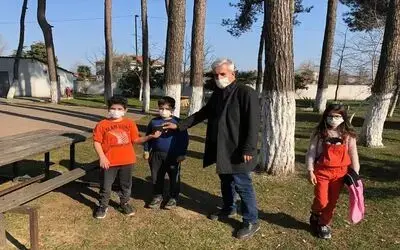 İlkokul öğrencilerinden örnek davranış
