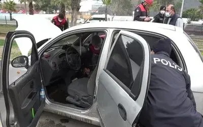 Polisin dikkati bir otomobili yanmaktan kurtardı
