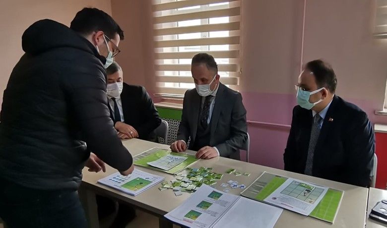 "Masallarda Kodlama Projesi"tanıtım toplantısı yapıldı - Samsun’un Bafra ilçesinde, Milli Eğitim Bakanlığı tarafından 2018 yılında yayımlanan eğitim sistemi hedeflerinin yer aldığı “2023 Eğitim Vizyonu” belgesi doğrultusunda ana sınıfı ve ilkokul düzeyindeki öğrencilere yönelik geliştirilen “Masallarla Kodlama(MASKO) Projesi" İlçe Milli Eğitim Müdürlüğü tarafından uygulamalı olarak tanıtıldı.