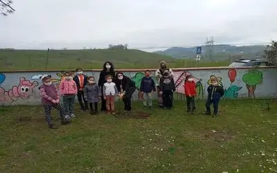 Öğrenciler ve öğretmenler 25 farklı fidanı toprakla buluşturdu

