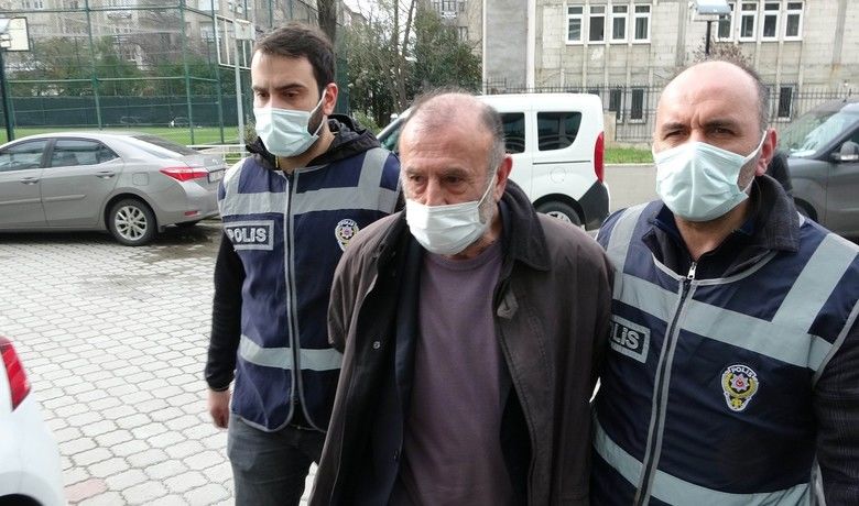 Tüfekle bir kişiyi vurup balkonunda basınaaçıklama yaptıktan sonra teslim olan şahıs adliyede - Samsun’da alacak-verecek meselesi yüzünden bir kişiyi tüfekle vuran, daha sonra evinin balkonunda elinde tüfekle basın mensuplarına açıklama yaptıktan sonra teslim olan şahıs adliyeye sevk edildi.
