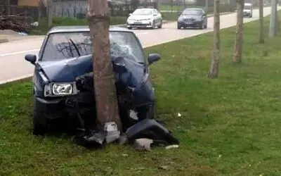 Samsun’da otomobil ağaca çarptı: 1 yaralı
