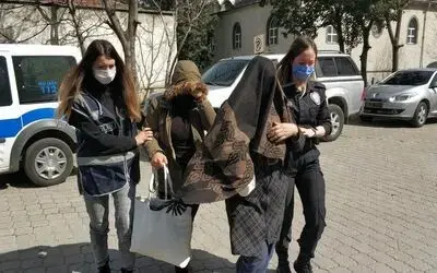 Kapısını açıp girdikleri evde ev sahibine yakalanan hırsızlar gözaltına alındı
