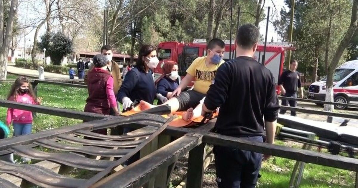 Parkta ayağı demirlerin arasına sıkışan çocuğu itfaiye kurtardı
