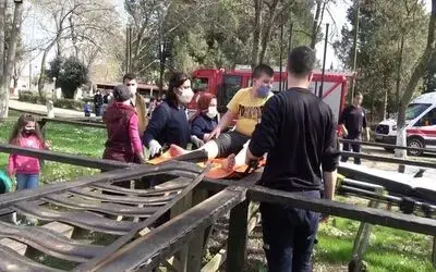Parkta ayağı demirlerin arasına sıkışan çocuğu itfaiye kurtardı
