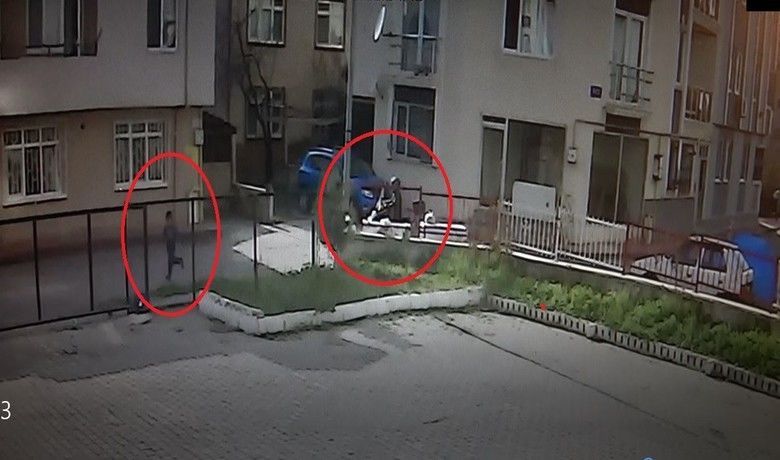 Motosikletli şahsın çocuk kaçırmateşebbüsü ihbarı polisi alarma geçirdi - Samsun’da motosikletli bir kişinin sokakta oynayan 6 yaşındaki çocuğu kaçırmaya teşebbüs ettiği ihbarı polisi alarma geçirirken, olay güvenlik kamerasına yansıdı.
