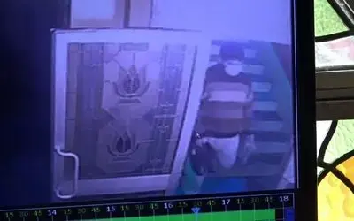 Camiden ayakkabı hırsızlığı kameraya yansıdı

