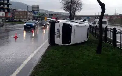 Samsun’da hafif ticari araç refüje devrildi: 1 yaralı

